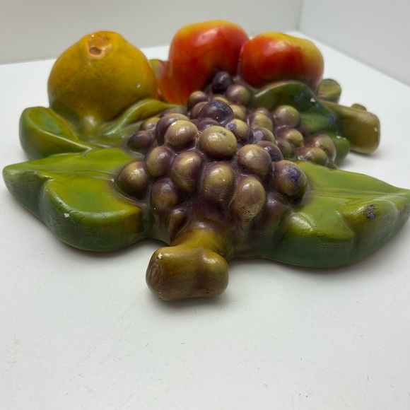 Beautiful 1950s chalkware assorted fruits wall hanging from Devon Ware - Picture 5 of 9
